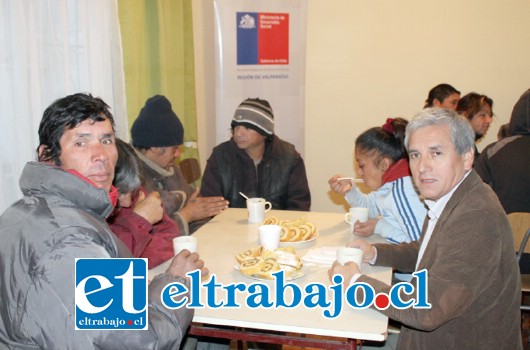 Iniciando el ‘Plan invierno’, llegaron al primer albergue de la región el seremi de Desarrollo Social de Valparaíso, Abel Gallardo, el gobernador provincial, Eduardo León, y el alcalde Patricio Freire.