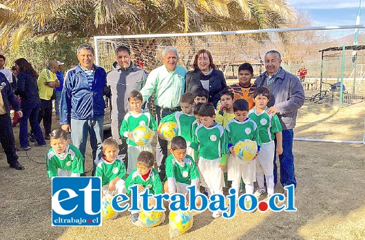 La gobernadora María Victoria Rodríguez, junto al alcalde de Rinconada, Pedro Caballería, dieron inicio al ‘II Taller de fútbol infantil por la vida sana’ con financiamiento del Fondo del 6% del Gobierno Regional.