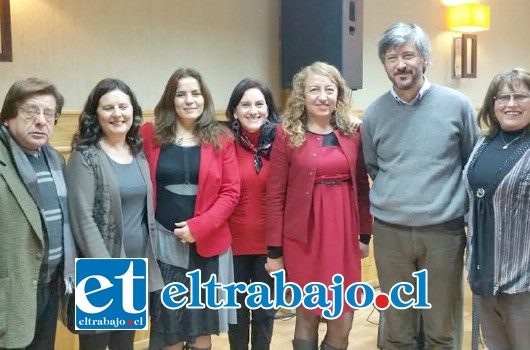 Posan para ‘El Trabajo’: Julio Silva Coord. Educ. Extraescolar Daem Putaendo; Sandra Moscatelli Coord. Nac. Ed. Artística Mineduc; Nélida Pozo, Dir. Reg. Consejo Cultura y Artes; Mónica Martínez, Unidad Educ. Sup.; María Soledad Basulto, Rep. Mesa Regional de Ed. Artística San Felipe, Pablo Rojas, Coord. Nacional Ed. Artística del Consejo nacional Cultura y Artes; Maritza Libbrecht, Escuela José de San Martín San Felipe.