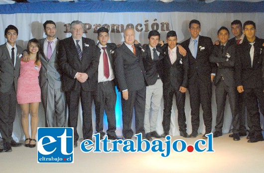 Junto al alcalde Boris Luksic y del director del Liceo Polivalente Chagres, Fernando Silva, se encuentran 21 jóvenes, quienes son la primera generación de alumnos que recibieron su título de técnico.