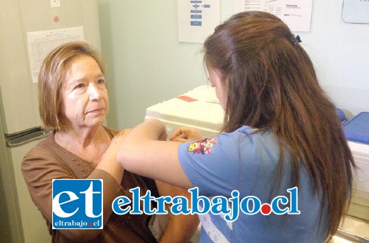 Desde el Cesfam Segismundo Iturra hacen un llamado a los adultos mayores para que se acerquen y se inmunicen para prevenir la influenza. (Archivo)