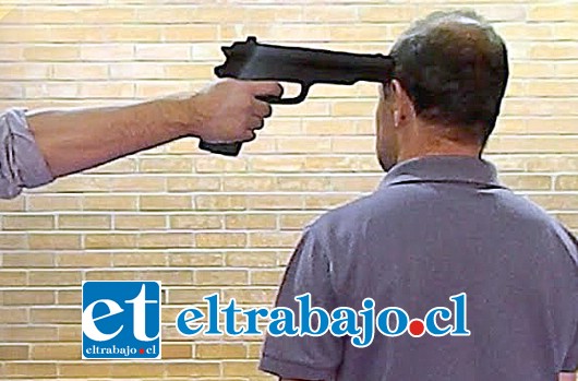 El ex uniformado habría amenazado con un arma de fuego a su hijastro. (Referencial)