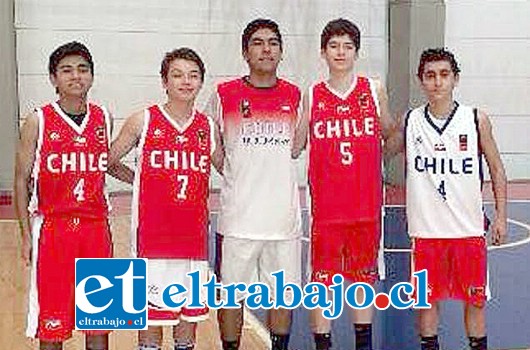 En la imagen de izquierda a derecha vistiendo los colores de Chile, aparecen: Nicolás Porras, David González, Cristóbal Ogalde, Gabriel Soto y Simón Salgado.