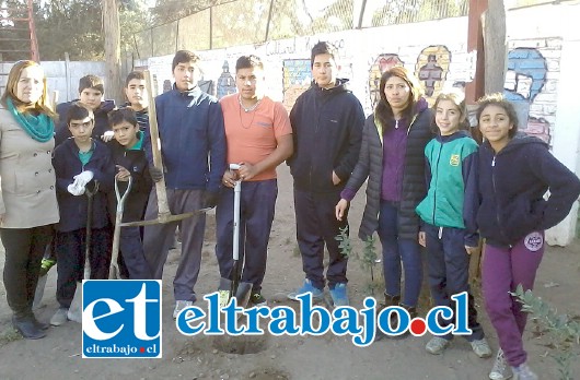 Ayer, alumnos de la escuela Almendral realizaron diversas actividades junto a apoderados, en celebración del día internacional del medio ambiente.