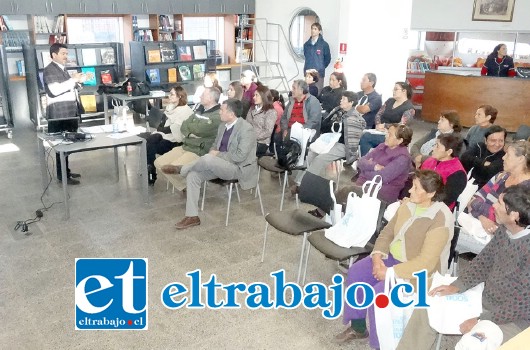 La actividad se desarrolló en el salón de la Biblioteca Municipal y contó con la participación de diversas autoridades y la comunidad panquehuina.