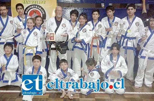 EL EQUIPO.- Ellos son los deportistas del Taller de Karate del Municipio, en este campeonato brillaron mucho, y conquistaron 22 premios.