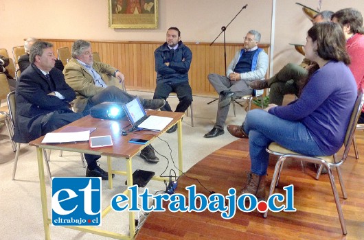 A la reunión asistió el alcalde (s) de San Felipe, Jorge Jara, el alcalde de Catemu, Boris Lucksic y el gobernador Eduardo León, junto a los padres y directores de Fundación Emilia.