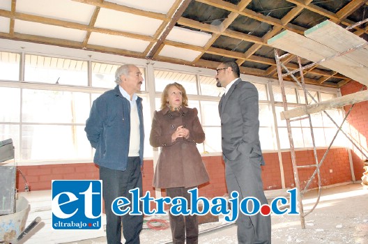 Marcia Endara, directora de la Escuela Mateo Cokjlat del sector de Tierras Blancas junto al alcalde Patricio Freire visitaron las obras de mejoramiento que significan una inversión de 40 millones de pesos.