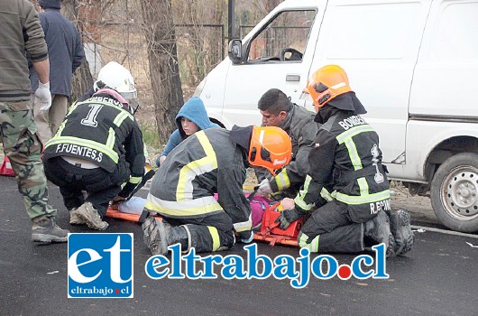 Producto del accidente, una de las mujeres que iba en el móvil tuvo que ser inmovilizada por efectivos de Bomberos y luego trasladada hasta el Hospital San Antonio de Putaendo.