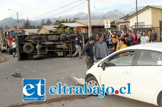 APARATOSO.- Una aparatosa colisión entre dos vehículos ocurrió la tarde de este sábado en villa El Carmen de San Felipe, propiamente entre avenidas Nicolás Maruri y Ciudad de Mendoza.