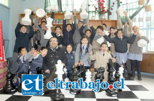 AJEDRECISTAS CASI LISTOS.- Decenas de pequeñitos alumnos de la Escuela José de San Martín, posaron para las cámaras de Diario El Trabajo en este colosal ajedrez gigante.