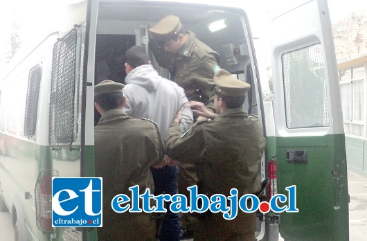 El adolescente fue conducido por Carabineros hasta el Tribunal para ser formalizado por la Fiscalía (Foto Archivo).