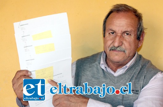 MUY PRONTO.- Luis Ortiz muestra a Diario El Trabajo los formularios ya en su poder, que Bienes Nacionales hizo llegar a las familias de El Asiento.