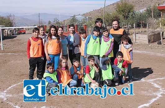 Los más contentos desde luego sonlos niños y niñas del sector que ya cuentan con una cancha aunque sea de tierra y que ya bautizaron como Juan Pinto Durán.