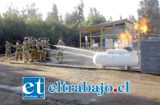 Durante dos semanas, once funcionarios de gendarmería recibieron cursos de formación de instructores de brigadas contra incendios y manejo del trauma, y atención pre-hospitalaria.