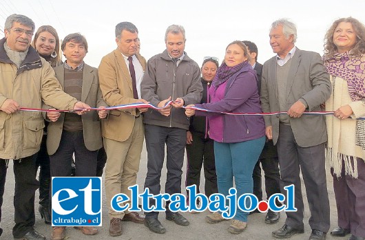 Diversas autoridades participaron del corte de cinta que dio por inaugurada la pavimentación del camino de acceso a villa Amanecer de Llay Llay.