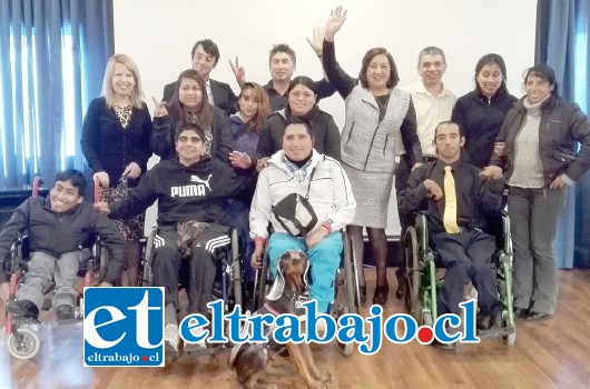 La gobernadora María Victoria Rodríguez junto a diez jóvenes que se encuentran realizando la práctica del curso ‘Tramitación de Despacho Aduanero’ en el Puerto Terrestre Los Andes.