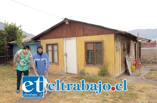 DESALOJADOS.- De esta vivienda será desalojado en cualquier momento don Sergio Irarrazábal; su hermano Miguel; su hijo Víctor y hasta su regalona mascota.