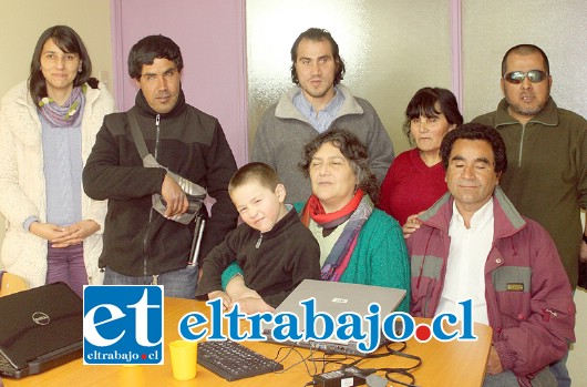 CIEGOS UNIDOS.- Ellos son parte de los integrantes de Club 'Mirando con el Corazón', ciegos de San Felipe que trabajan independientemente para sobrevivir en este mundo hecho para videntes.