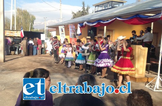 En la Población San Francisco, se realizó la Feria Cultural a la que asistió gran cantidad de expositores y visitantes.