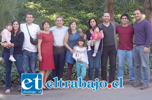 FOTO FAMILIAR.- Esta es parte de la familia del Dr. René Martínez, quien este mes recibirá oficialmente la mención de Hijo Ilustre de San Felipe.