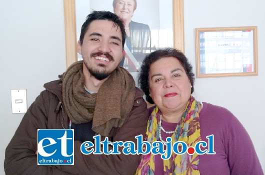 Felipe Garrido, integrante del Equipo PACE de la Universidad de Valparaíso y Cecilia Tapia, directora (s) del Liceo Manuel Marín Fritis.