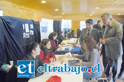 Diversas empresas participaron de la cuarta feria del trabajo organizada por el municipio catemino.