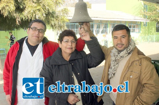 SUENAN LAS CAMPANAS.- Ellos son Ítalo Herrera Salinas, Mª Angélica Córdoba Rivera y Juan Cabrera Fuentes, quienes mañana serán premiados por el Municipio.