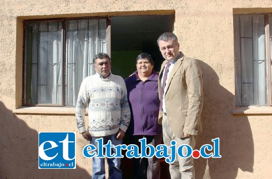 El gobernador Eduardo León hizo entrega de la sexta casa a familias del campamento Olegario Contreras.