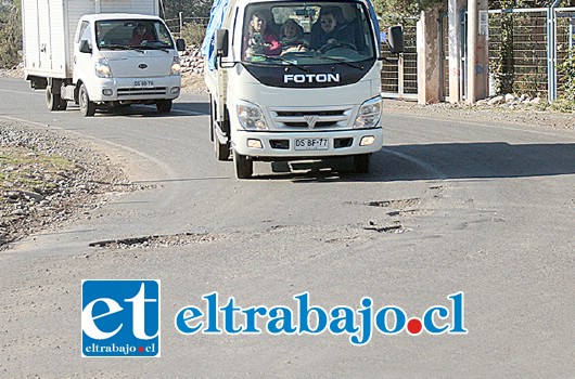 Debido al mal estado que presenta la Av. Alejandrina Carvajal, los automovilistas deben realizar diversas maniobras para esquivarlos, exponiéndose a accidentes de tránsito.