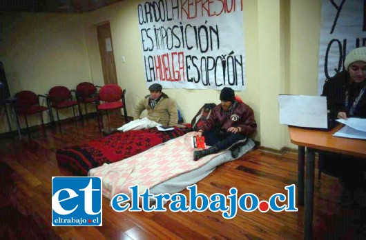 Un alumno de la Upla junto a un profesor en Los Andes comenzaron una huelga de hambre para presionar el retiro total del Proyecto de Carrera Profesional Docente.