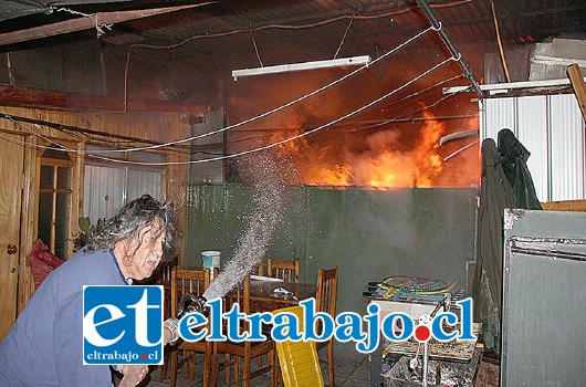 El rápido actuar de vecinos que incluso tomaban las mangueras para detener el avance del fuego, ayudó a que el siniestro no se propagara hacia las otras viviendas.