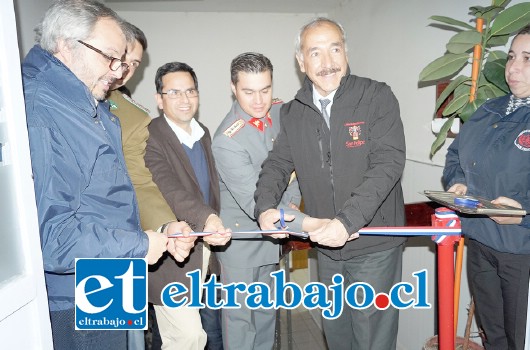 Junto al alcalde Patricio Freire y representantes de organismos integrantes del COE, en lanoche del jueves Bomberos inauguraron nueva central de comunicaciones.