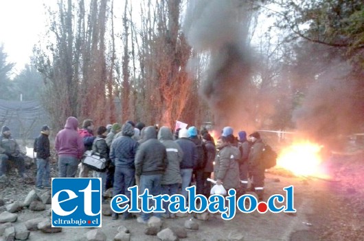 Los trabajadores se mantienen firme en sus peticiones ante la empresa minera Amalia en la comuna de Catemu, bloqueando los caminos rurales que conducen al yacimiento hace ya una semana.