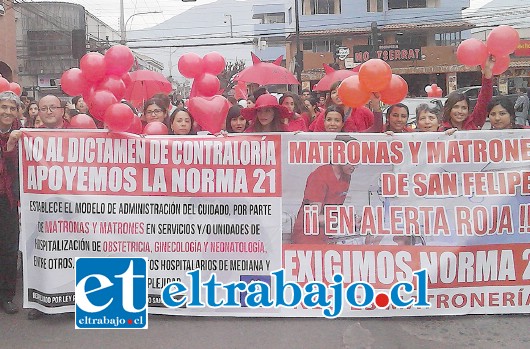 MATRONAS EN ALERTA.- Decenas de matronas aconcagüinas marcharon el jueves por las calles de San Felipe para defender su campo laboral de más de 180 años en Chile.