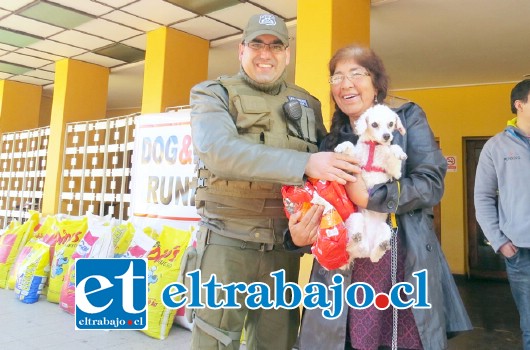 Durante el sábado más de 80 canes de diferentes razas llegaron al Frontis del Cine Teatro Municipal, para participar de esta actividad familiar.