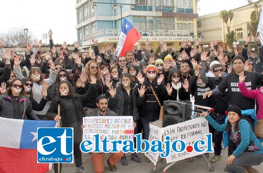 SIGUEN PROTESTAS.- Más de 60 profesores de nuestra provincia renovaron sus protestas en las calles de San Felipe, esta vez, sin proferir palabra.