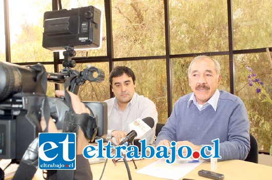 El alcalde Patricio Freire junto al Secplan Claudio Paredes en conferencia sobre la elaboración del Plan de Desarrollo Comunal.
