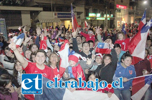 TODOS HERMANOS.- Al menos unas 8.000 personas se dieron cita en la Plaza de Armas de San Felipe, para celebrar alegremente el triunfo de La Roja.