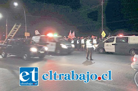 A primeras horas de ayer miércoles un grupo de cincuenta profesores se manifestaron en medio del Puente El Rey, provocando cortes de tránsito por algunos minutos, debiendo intervenir Carabineros que detuvo a cuatro docentes por desórdenes públicos. (Foto:@Cll_Televisión)