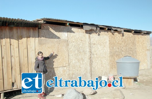 Irma Tapia Chávez junto a la ventana que rompieron los delincuentes para robar su mercadería, un cilindro de gas, ropa, zapatos y un generador pequeño que les permitía tener luz.