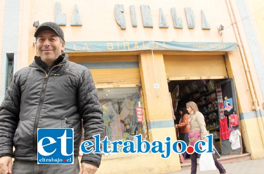 TIENDA HISTÓRICA.- Selím Amar Reyes muestra al fondo, la fachada de Tienda La Giralda, fundada en 1940 por su abuelo Zacarías Amar, un inmigrante palestino.