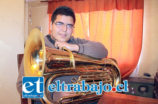 EXPERTO EN TUBA.- Joaquín Gallegos Iturriaga es el miembro más joven del Orfeón Aconcagua, ingresó a esa cofradía musical a los doce años, y ahora él tiene catorce, lo logró, luego de superar amargas experiencias de bullying. Este año ganó la Beca Presidente de la República.