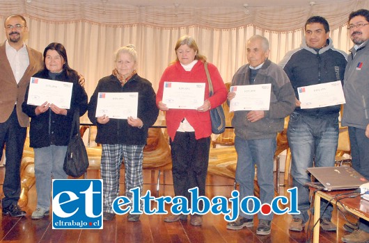 El administrador municipal Patricio González junto a familias beneficiarias del Programa de Habitabilidad de la municipalidad sanfelipeña.