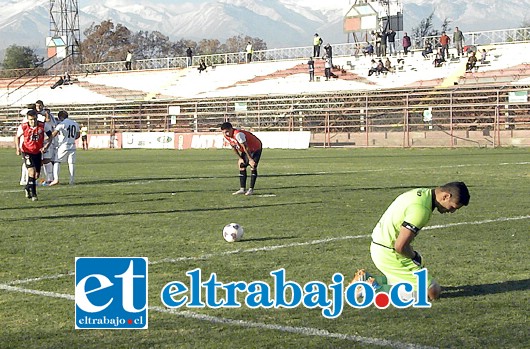 Los forasteros anotaron su tercer gol, mientras los sanfelipeños se lamentan. La imagen refleja el actual momento del Uní en la Copa Chile.