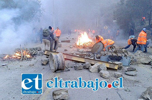 Los trabajadores contratistas iniciaron las movilizaciones con el bloqueo del camino de acceso a Saladillo, exigiendo a Codelco que participe negociando las condiciones del acuerdo macro.