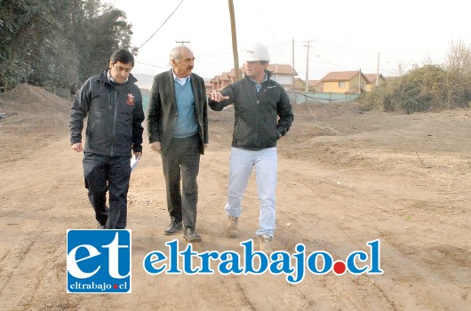 El martes pasado, el alcalde Patricio Freire realizó una visita a las obras de pavimentación de la calle El Convento en el sector de La Troya, con la calle Costanera en la población Juan Martínez de Rozas.