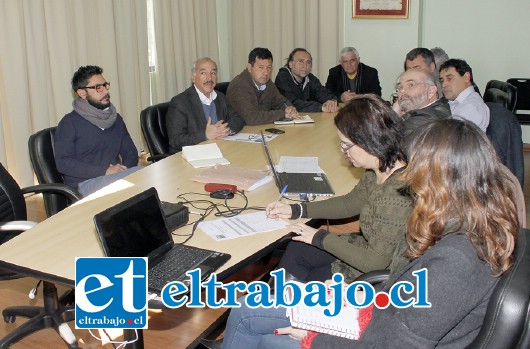 El alcalde Patricio Freire junto al gobernador Eduardo León, se reunieron con el jefe de la Dirección Nacional de Inversiones, Hans Van Treek para abordar detalles del proyecto para el nuevo estadio de San Felipe.