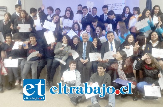 Junto al alcalde Freire están los 53 estudiantes de establecimientos municipalizados, particulares subvencionados y particulares pagados, que recibieron sus certificados de participación.