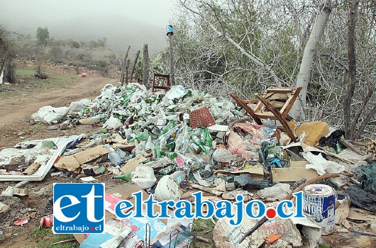 Los vecinos están molestos debido a que, al menos una vez a la semana, deben quemar la gran cantidad de basura arrojada a la ladera del cerro.